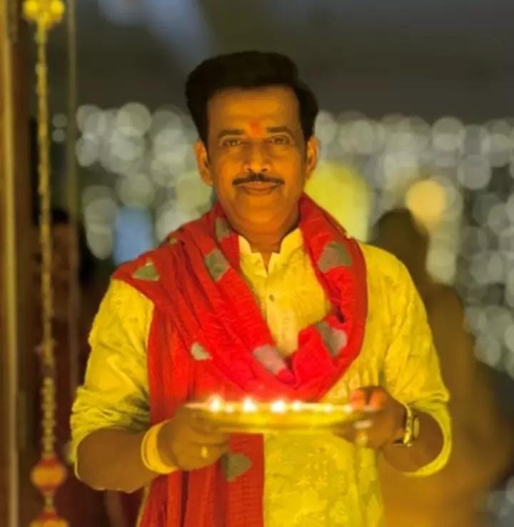 রবি কিষান- কর্মসূত্রে মুম্বইতে বসবাস হলেও জন্মসূত্রে তিনি বিহার জৌনপুরের। প্রায় প্রতিবছরই স্থানীয় মানুষ এবং অনুরাগীদের সঙ্গে একত্রে সামিল হন ছটপুজোর উৎসবে। 