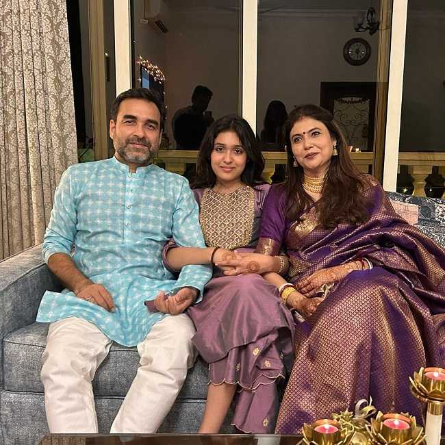 পঙ্কজ ত্রিপাঠী- গোপালগঞ্জের একটি ছোট্ট গ্রাম থেকে উঠে আসা ছেলে বর্তমানে রাজ করছেন অনুরাগীদের মনে। পঙ্কজ ত্রিপাঠীকে এক নামে চেনে বলিউড। জানেন কি, তাঁরও জন্মসূত্রে শিকড় জড়ানো বিহারেই। জনপ্রিয়তার শিখরে গিয়েও ভুলে যাননি নিজের জন্মভূমিকে। তাই প্রায় প্রতিবছরই ছটপুজোর মরশুমে স্ত্রী এবং পরিবারকে নিয়ে ফিরে আসেন নিজের গ্রামে। 