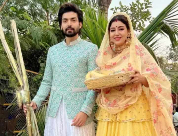 গুরমীত চৌধুরী- টেলিভিশন জগতের বেশ জনপ্রিয় মুখ হলেন গুরমীত চৌধুরী। দীর্ঘ কর্মজীবন মুম্বইতে কাটলেও ভুলে যাননি ভাগলপুরের জয়রামপুর গ্রামকে। সেখানেই জন্ম গুরমীতের। প্রতিবছর ছটপুজো উদযাপন করেন তিনিও। 