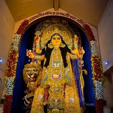 প্রায় ৩৫ ফুট উচ্চতার এই প্রতিমা বানানো হয় ৩৫ মণ খড় এবং প্রায় ১০০০ কেজি মাটি দিয়ে। এত বেশি উচ্চতার জন্য দেবীর কাঠামোয় বাঁশের সঙ্গে লোহা ব্যবহার করা হয়। 