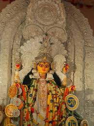 কথিত, চন্দননগর যখন ফরাসিদের উপনিবেশ ছিল, তখন সেখানকার সব প্রতিমাই সেজে উঠত সাদা ডাকের সাজে।  