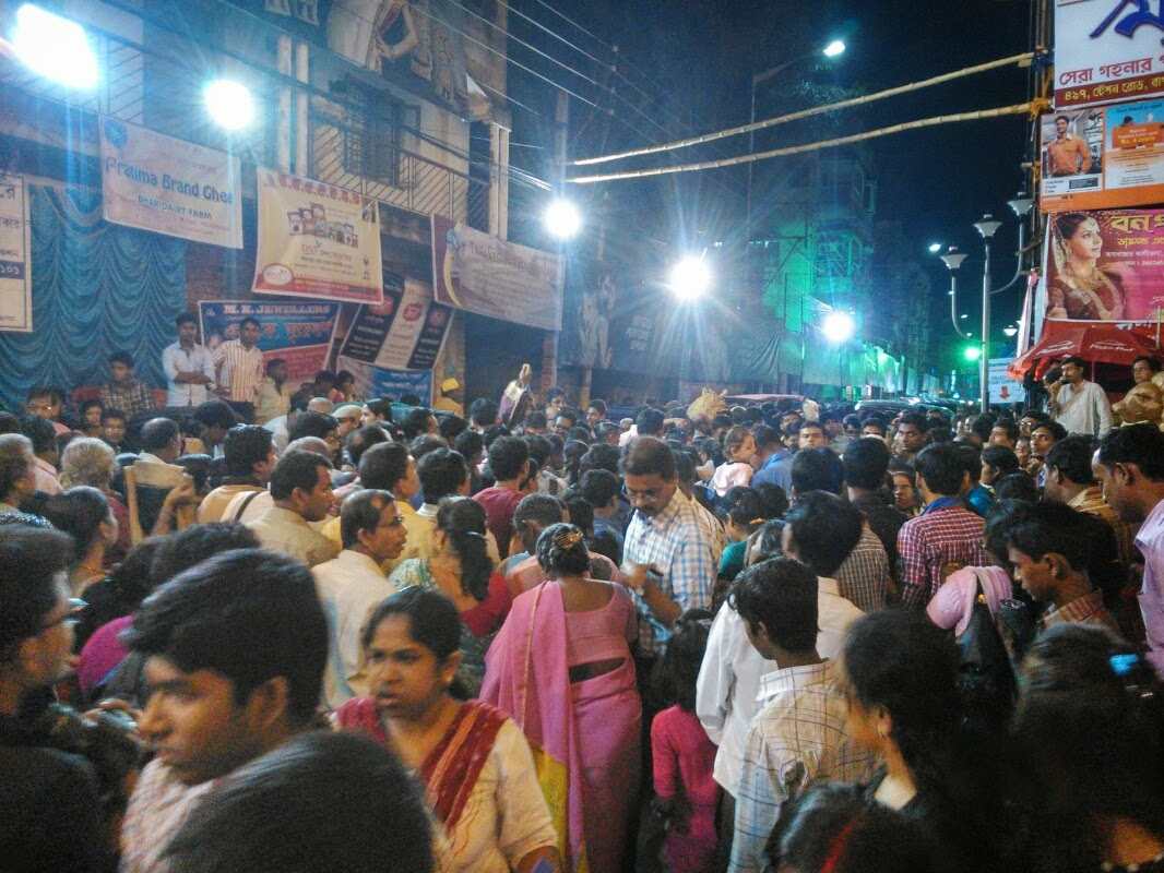 প্রায় ৮০ বছরের পুরনো এই পুজোয় রানিমাকে দেখতে হাজার হাজার মানুষের জনসমাগম হয়। 