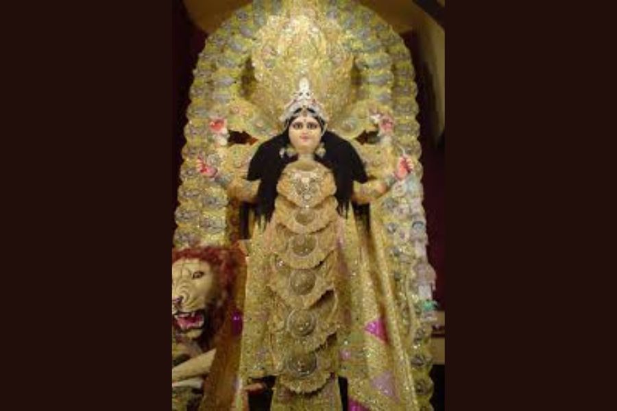 একমাত্র চন্দননগর শিবমন্দির তেমাথা সর্বজনীনে জগদ্ধাত্রী পুজোয় প্রতিমাকে সাজানো হতো সোনালি সাজে। এই উজ্জ্বল রূপে দেবীকে রাজরানির মতো দেখতে লাগত। সেই থেকেই ‘রানিমা’ বলে ডাকা হয় চন্দননগরের এই প্রতিমাকে।