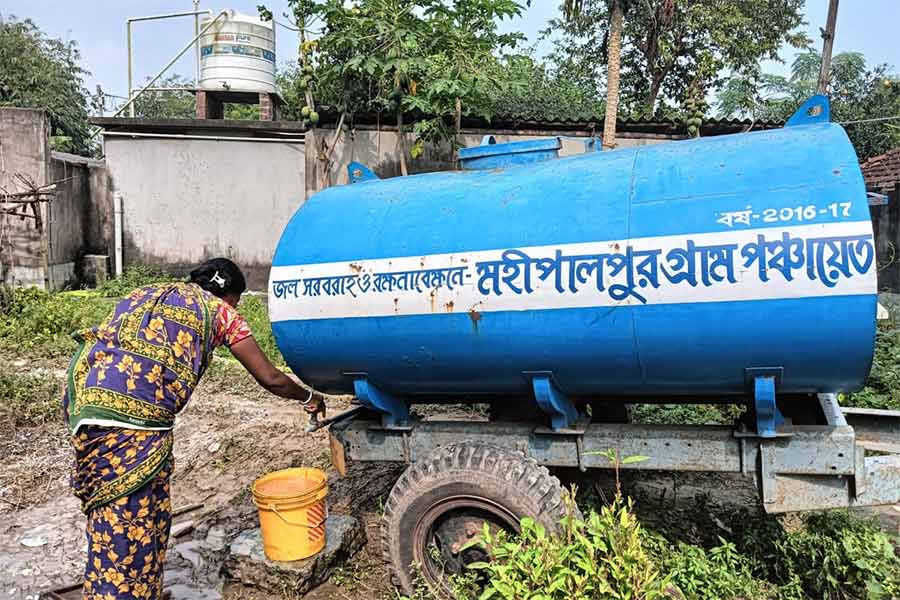 ট্যাঙ্কের মাধ্যমে পানীয় জল সরবরাহ করা হচ্ছে।