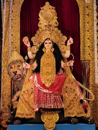 চন্দননগরের জগদ্ধাত্রী পুজো দেখতে দূরদূরান্ত থেকে ভক্তরা ছুটে আসেন। অভূতপূর্ব আলোকসজ্জায় সাজে গোটা এলাকা। 