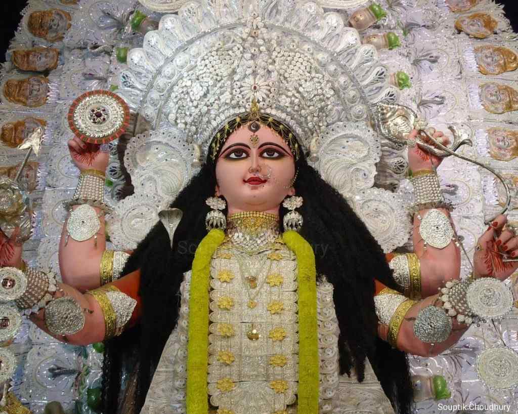 তবে শুধু চন্দননগর নয়। হুগলি জুড়ে বিভিন্ন জায়গায় পালন করা হয় জগদ্ধাত্রী পুজো। তারই মধ্যে কিছু পুজোয় জড়িয়ে রয়েছে ঐতিহাসিক কাহিনি। 