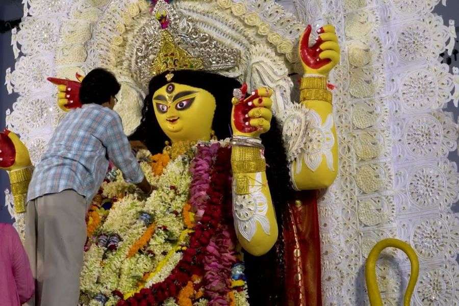 কথিত, ২০০ বছরেরও বেশি সময় ধরে চলে আসা এই পুজো শুরু করেছিলেন রাজা কৃষ্ণচন্দ্রের অনুচর দাতারাম সুর। তবে এই পুজোর বিশেষত্ব কিন্তু দেবীর বরণে। 