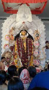 আবার এখানে পুজোর আগে ভক্তরা দেবীকে বেনারসি শাড়ি নিবেদন করেন। প্রায় ২০০ বেনারসি শাড়ি দেবীকে পরানোর এক বিশেষ রীতি এখানে প্রচলিত আছে। 