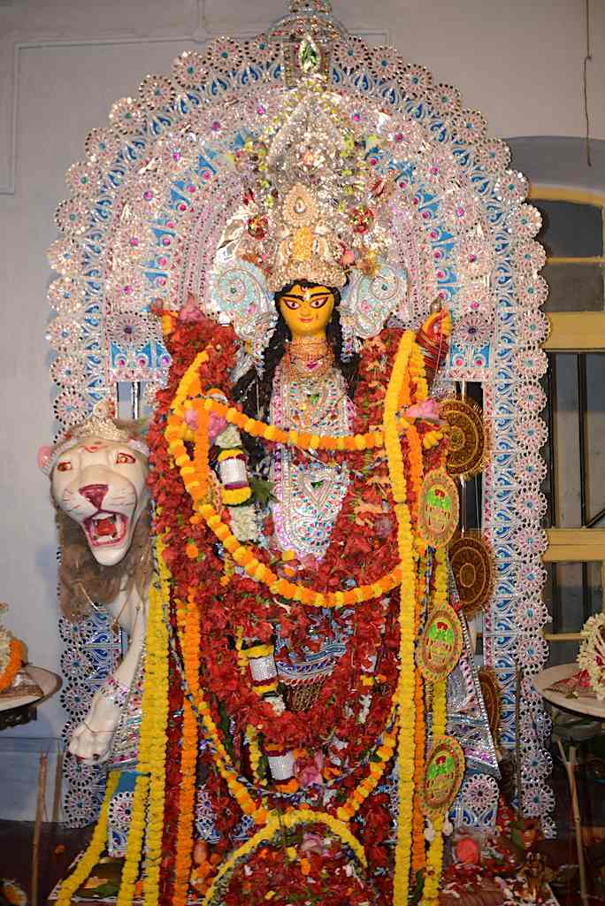 জানা যায়, এই পরিবারের শিকড় চন্দননগরে। মদন গোপাল দে স্বপ্নাদেশ পেয়ে এই পুজো শুরু করেছিলেন। আজও বৈষ্ণব রীতি অনুযায়ী  উদ্‌যাপন হয় । ধুনো পোড়ানো এখানকার পুজোর এক বিশেষ আকর্ষণ।  