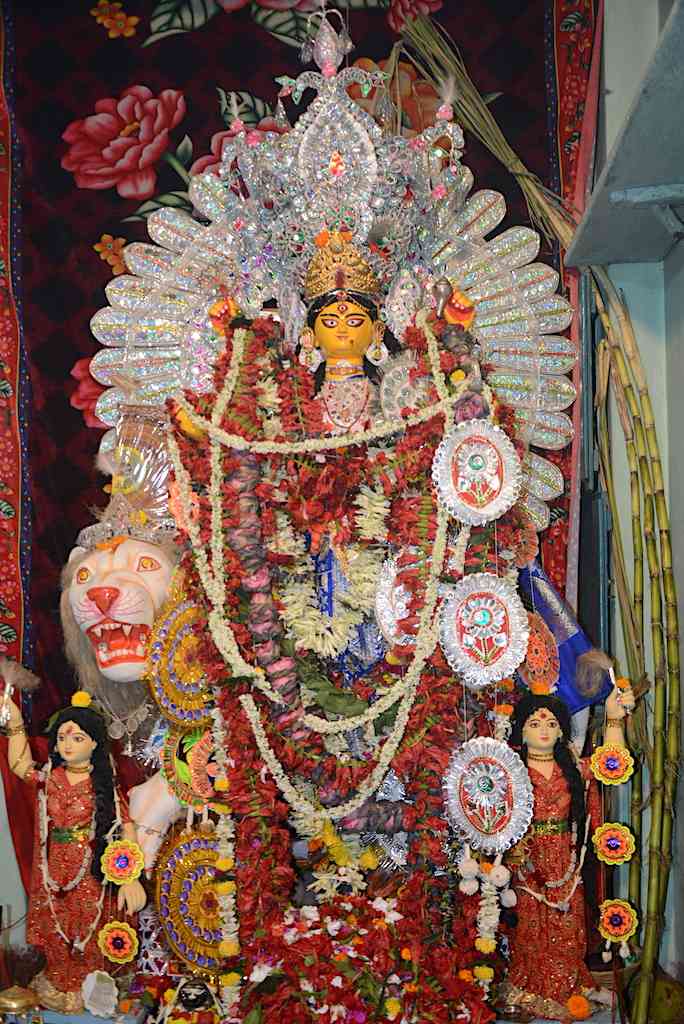 ঠনঠনিয়া দে বাড়ির পুজো: ঠনঠনিয়া কালীবাড়ির কাছেই হয় এই পুজো। ১৮৯৭ সালে গিরিশচন্দ্র দে এই পুজো শুরু করেছিলেন। উত্তর কলকাতার ঠনঠনিয়ার দে বাড়িতে প্রতি বছর নবমীর দিনে জগদ্ধাত্রী পুজো হয়। বর্তমানে মানিক লাল দে-র বাড়িতে হয় এই পুজো।  