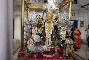 চোরবাগান মৈত্র বাটির পুজো: এই পুজোর বয়স প্রায় ২৫০ বছর। এই পরিবারের শিকড় ছিল রাজশাহী, বাংলাদেশে। এখন পুজো হয় ১, মুক্তারাম বাবু দ্বিতীয় লেন, কলকাতায়। ১৯১৭ সালে এক বছর পুজো বন্ধ ছিল। তা বাদ দিলে ২৫০ বছর ধরে চলে আসছে পুজো। জানা যায়, ঈশ্বরচন্দ্র বিদ্যাসাগর এই বাড়ির নাম দিয়েছিলেন মৈত্রবাটি। এখানে প্রতি বছর বহু মানুষ পুজো দেখতে আসেন। এখানে মা জগদ্ধাত্রীর দুই পাশে জয়া ও বিজয়ার দু’টি মূর্তি রয়েছে।