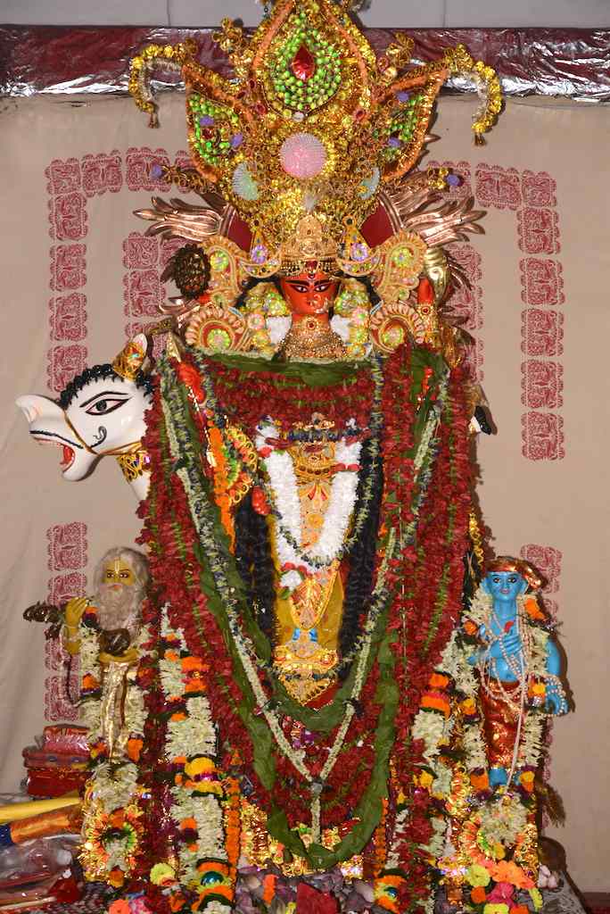 দুর্গাচরণ মিত্রের জগদ্ধাত্রী পুজো: এই পুজো শুরু হয় ১৭৫২ সালে। বর্তমানে যে দালানটিতে পুজো হয়, সেটি ১৫০ বছরেরও বেশি পুরনো। এখানে শাক্ত রীতি অনুযায়ী পুজো হয়। আগে বলিদানের প্রথা ছিল,যা ১৯৮৯ সালে পুরোপুরি বন্ধ হয়ে যায়। এখানে দেবীর মুখের রং শিউলি ফুলের কাণ্ডের মতো। এখানে সিংহের মুখ ঘোড়ার মতো, অর্থাৎ সিংহ ঘোটকমুখী। 
