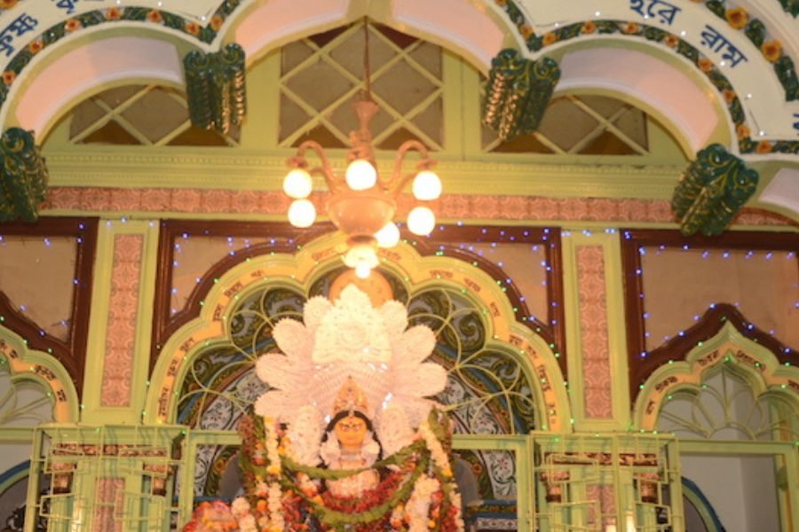 নীলমণি দে ঠাকুরবাড়ির পুজো: কলকাতার বউবাজার এলাকায় নীলমণি দে-র ঠাকুরবাড়ির পুজো ১৩৫ বছরেরও বেশি পুরনো। এখানে নবমীর দিন চারটি পুজো অনুষ্ঠিত হয়। দেবীকে নিরামিষ ভোগ দেওয়া হয়। এই প্রতিবেদনটি ‘আনন্দ উৎসব’ ফিচারের একটি অংশ।