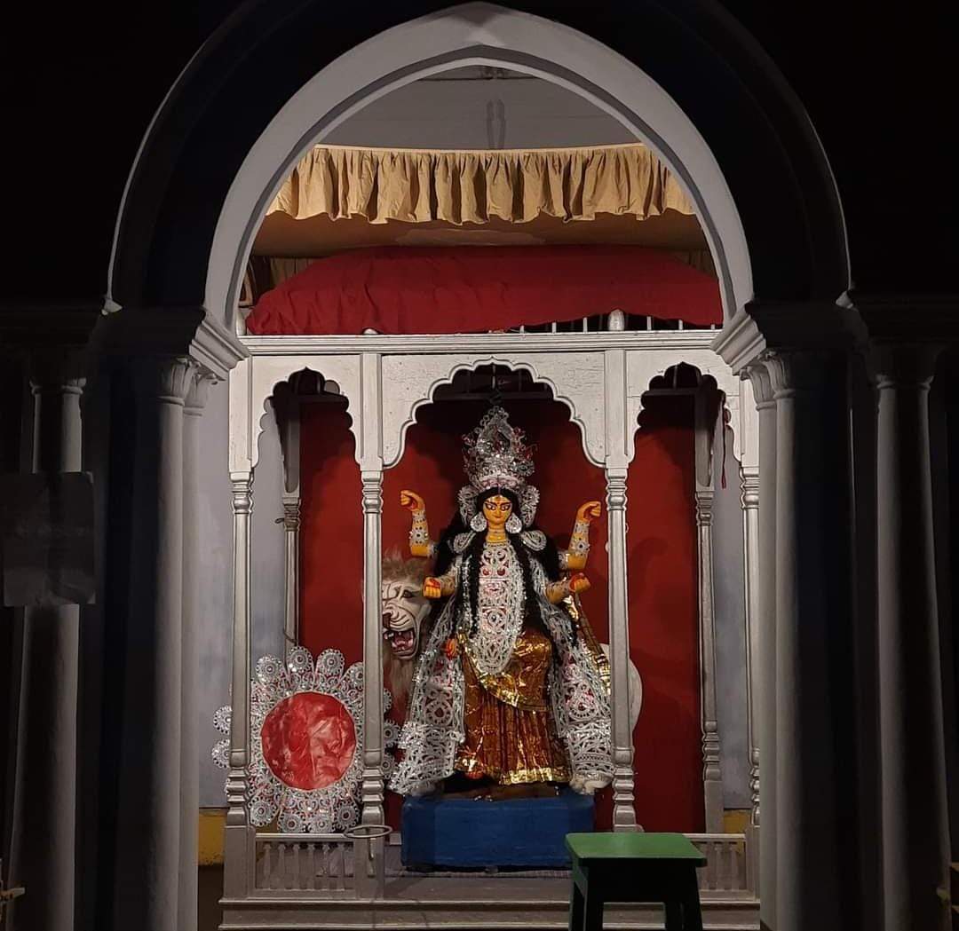 ছাতুবাবু ও লাটুবাবুর বাড়ির জগদ্ধাত্রী পুজো: এখানকার পুজো দুশো বছরেরও বেশি পুরনো৷ রামদুলাল দে ১৭৮০ সালে এই জগদ্ধাত্রী পুজো শুরু করেছিলেন। এখানে দেবী কাঠের সিংহাসনে আসীন। এখানে তান্ত্রিক রীতি অনুযায়ী পুজো অনুষ্ঠিত হয়। মাকে দেওয়া হয় নিরামিষ ভোগ। 