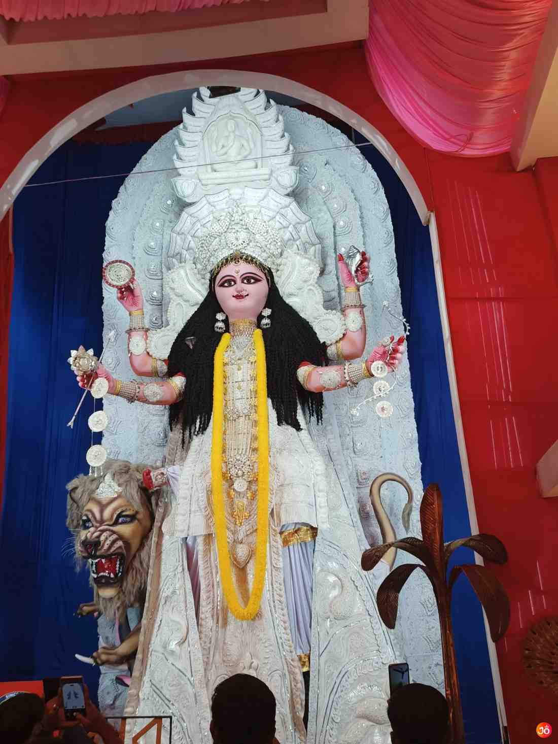 বাগবাজার সর্বজনীন: চন্দননগরের পুরনো পুজোগুলির মধ্যে বাগবাজার সর্বজনীন অন্যতম। এ বছর এই পুজো ১৯০ বছরে পদার্পণ করল। সুউচ্চ প্রতিমার সঙ্গে এখানকার ঐতিহ্যও মুগ্ধ করে সকলকে। 