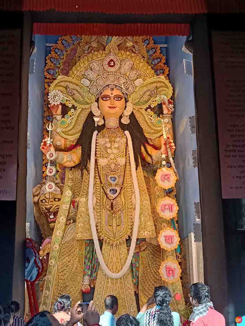 বেশোহাটা সার্বজনীন: এ বছর এই ক্লাবের পুজোর ৭৫ বছর। বড় প্রতিমা পুজো করার জন্য সুপরিচিত এই পুজো। ক্লাবের সদস্যের দাবি এই বছর শুধু প্রতিমার উচ্চতা ২১ ফুট, আর সাজসজ্জা সহ সেই প্রতিমার উচ্চতা গিয়ে দাঁড়িয়েছে প্রায় ৩৩ ফুটের কাছাকাছি।  