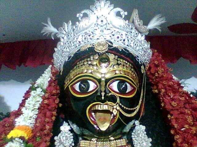 স্থানীয় মানুষের বিশ্বাস, এই রুপোকালী খুবই জাগ্রত। তিনি ভক্তদের সমস্ত মনোবাঞ্ছা পূরণ করেন। শুধু জেলার লোক বা স্থানীয়রা নন, দূরদূরান্ত থেকে এমনকি বিদেশের মাটি থেকেও দেবীর দর্শনে এই পুজোয় ছুটে যান ভক্তরা।