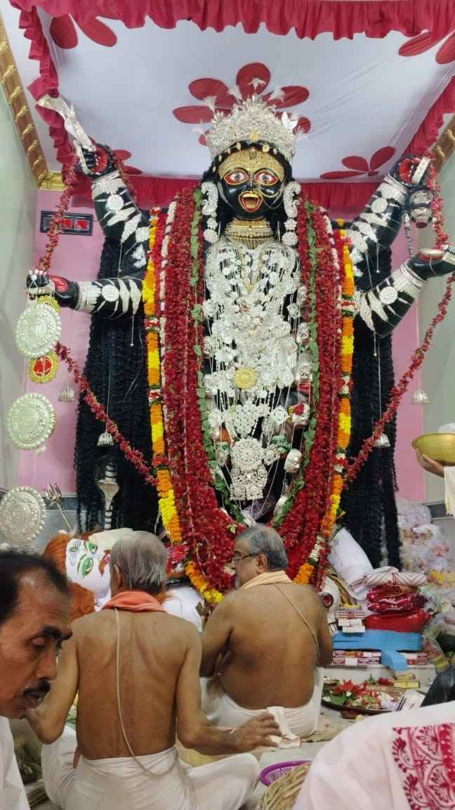 যেহেতু প্রত্যেক বছর জগদ্ধাত্রী পুজোর ঠিক আগের মঙ্গলবার বা শনিবারে এই রুপোকালীর পুজো শুরু, তাই এ বারও গত ৫ নভেম্বর থেকেই শুরু হয়ে গিয়েছে উদযাপন। অনেক দিন ধরেই চলবে পূজার্চনা।এই প্রতিবেদনটি ‘আনন্দ উৎসব’ ফিচারের একটি অংশ।