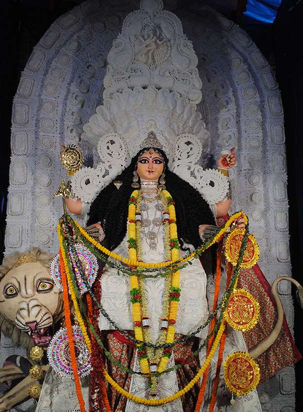 চারাবাগান বালক সঙ্ঘ সর্বজনীন: সার্কাস মাঠ সর্বজনীন থেকে ২ মিনিট হাঁটলেই দেখতে পাবেন ৪৩ বছরের পুরনো এই পুজো। 