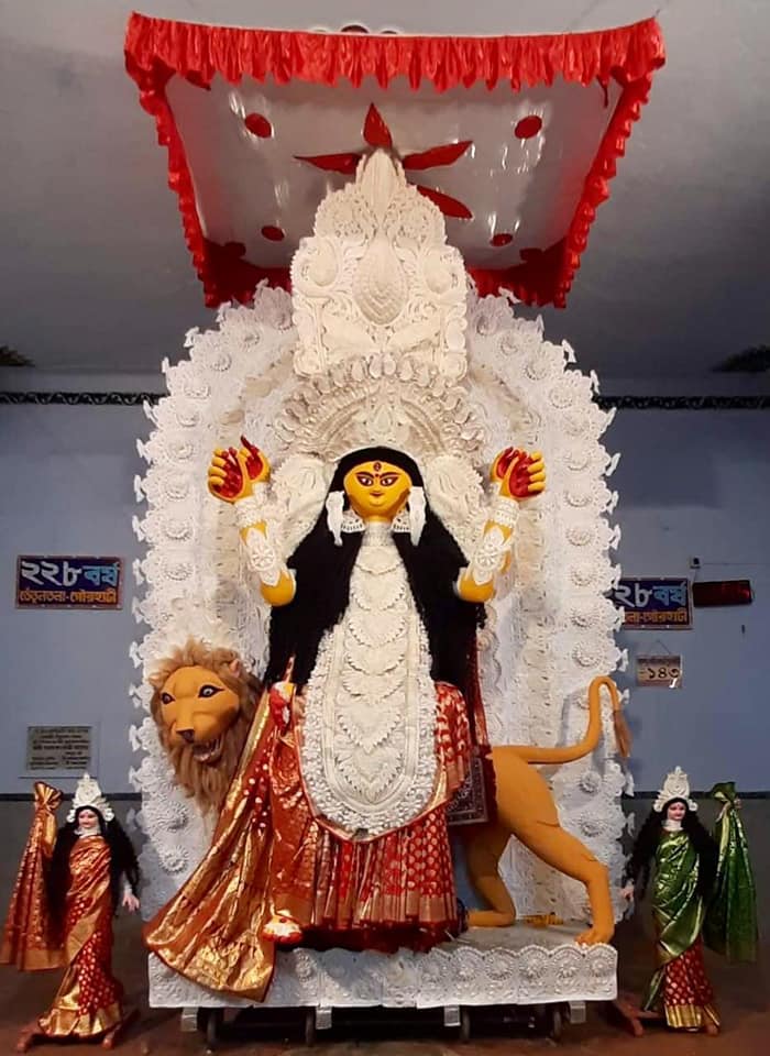 তেঁতুলতলা: হুগলির সবথেকে পুরনো পুজো তেঁতুলতলা জগদ্ধাত্রী পুজো। ডাকের সাজে সজ্জিতা দেবীর প্যান্ডেল ভদ্রেশ্বর স্টেশন থেকে ১.৭ কিমি দূরে। 