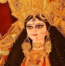 চন্দননগর হেলাপুকুর সর্বজনীন: চন্দননগরের অন্যতম বিখ্যাত পুজো এটি। দেবী জগদ্ধাত্রী এবং তাঁর বাহন সিংহকে স্বর্ণালঙ্কারে সাজানো হয়। চন্দননগর স্টেশন থেকে ২ কিমি দূরে ৫৪ বছরের পুরনো এই পুজোর প্যান্ডেল। 