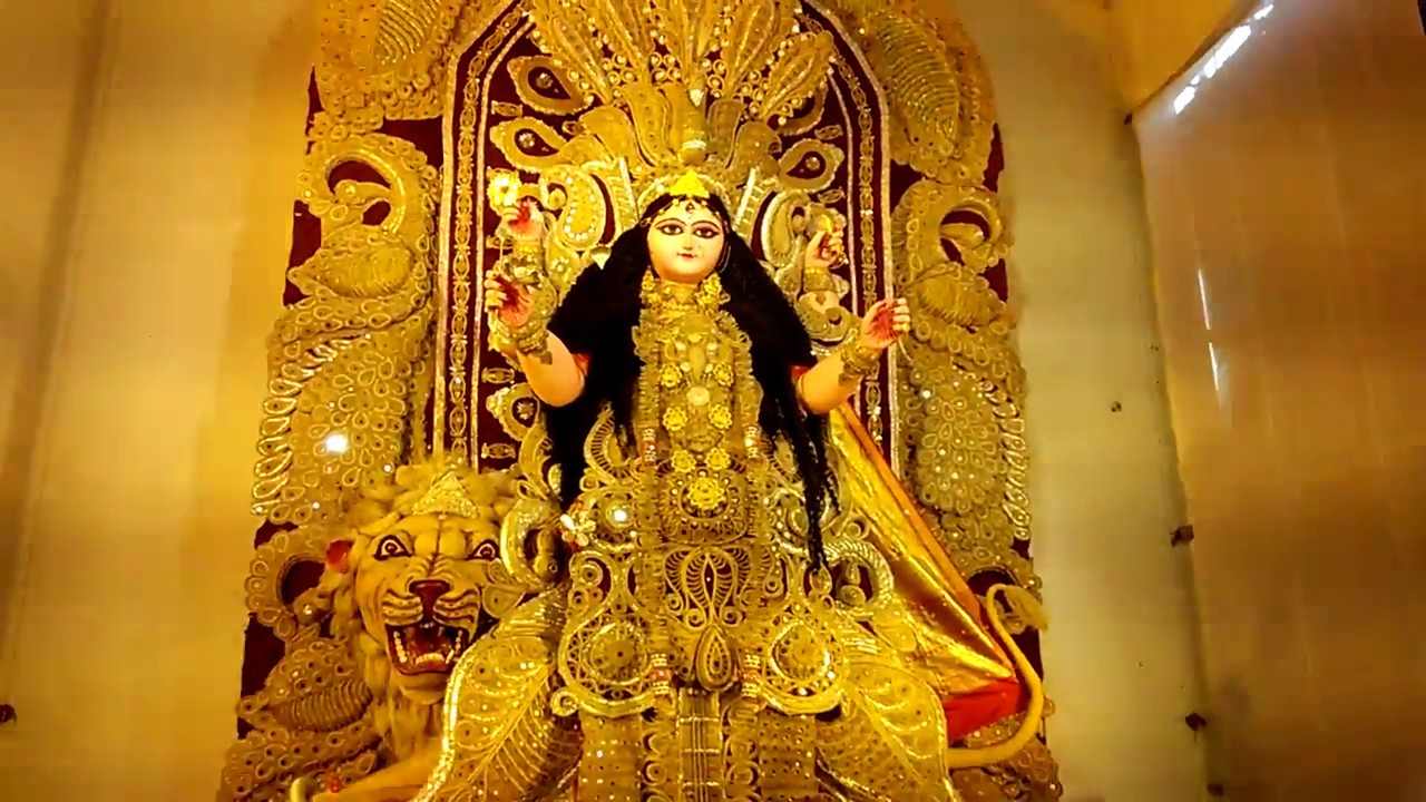 বোড় তালডাঙা: থিম পুজোর মধ্যে এটি চন্দননগরের অন্যতম বিখ্যাত পুজো, যা দেখতে প্রতি বছর প্রচুর পরিমাণে জনসমাগম হয়। ৫০ বছরের এই পুজোয় প্রতি বছরই প্রথা মেনে থাকে ডাকের সাজে প্রতিমা। বাগবাজার সর্বজনীন থেকে এটি ২.৩ কিমি দূরে। 