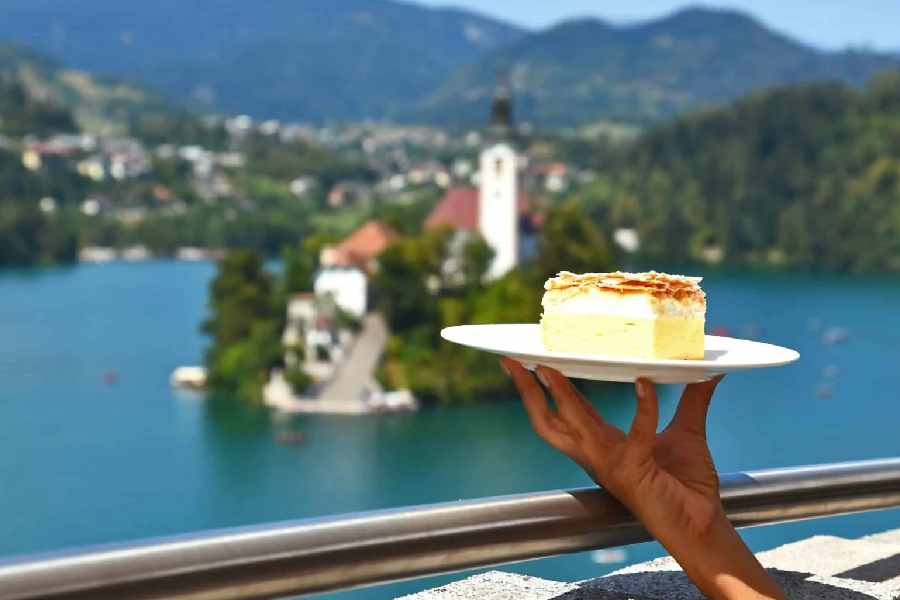 আন্দাজ করাই যায়, তা কত না রহস্য লুকিয়ে রেখেছে অন্দরে। এমনই এক রহস্যময় খাবার হল ক্রেমনা রেজিনা। আসলে এক পেস্ট্রি।