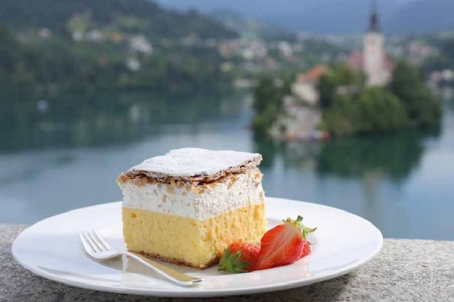 অস্ট্রো-হাঙ্গেরিয়ান এলাকায় এক সময়ে তৈরি হত এই পেস্ট্রি। ভ্যানিলা স্লাইস বা কাস্টার্ড স্লাইস দিয়ে বানানো হতো এই বিশেষ পদ। তবে সে সব এখন অতীত। ক্রেমনা রেজিনা এখন বিশেষ নিয়ম মেনেই বানানো হয়।