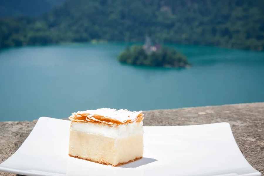 কী কী থাকে তাতে? বর্গাকৃতির এই পদটি এখন সাতটি ভাঁজ বা ফোল্ডের পাফ পেস্ট্রি। এর ভাঁজে ভাঁজে থাকে এগ কাস্টার্ড, মিষ্টি ক্রিম, এবং চিনির গুঁড়ো।