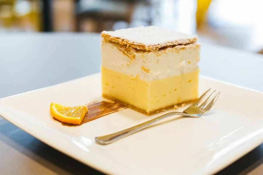 তবে কেউ কেউ আজও খোঁজেন আদিযুগের সেই স্বাদ। তা যে একেবারেই পাওয়া যায় না, তা নয়। তবে কাঠখড় পোড়াতে হবে। হোটেল পার্কের ভিতরে রয়েছে একটি বেকারি। এটি তৈরি হয়েছিল ১৯৫৩ সালে।