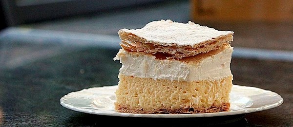 একেবারে গোড়ায় যে রেসিপি মেনে তৈরি হত ক্রেমনা রেজিনা, আজও সেই রেসিপি মেনেই তৈরি করা হয় এখানে। তবে অন্য দোকানের চেয়ে দাম কিছুটা বেশি। সেটিও পর্যটকদের কাছে বিরাট এক আকর্ষণই। এই প্রতিবেদনটি ‘আনন্দ উৎসব’ ফিচারের একটি অংশ।