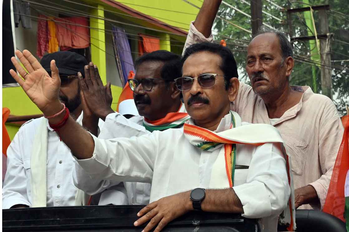 কংগ্রেস প্রার্থী শ্যামল ঘোষের সমর্থনে প্রচারে প্রদেশ কংগ্রেস সভাপতি শুভঙ্কর সরকার।বুধবার। মেদিনীপুর শহরে। 