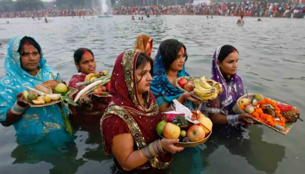 ছটপুজোর মুহূর্ত।