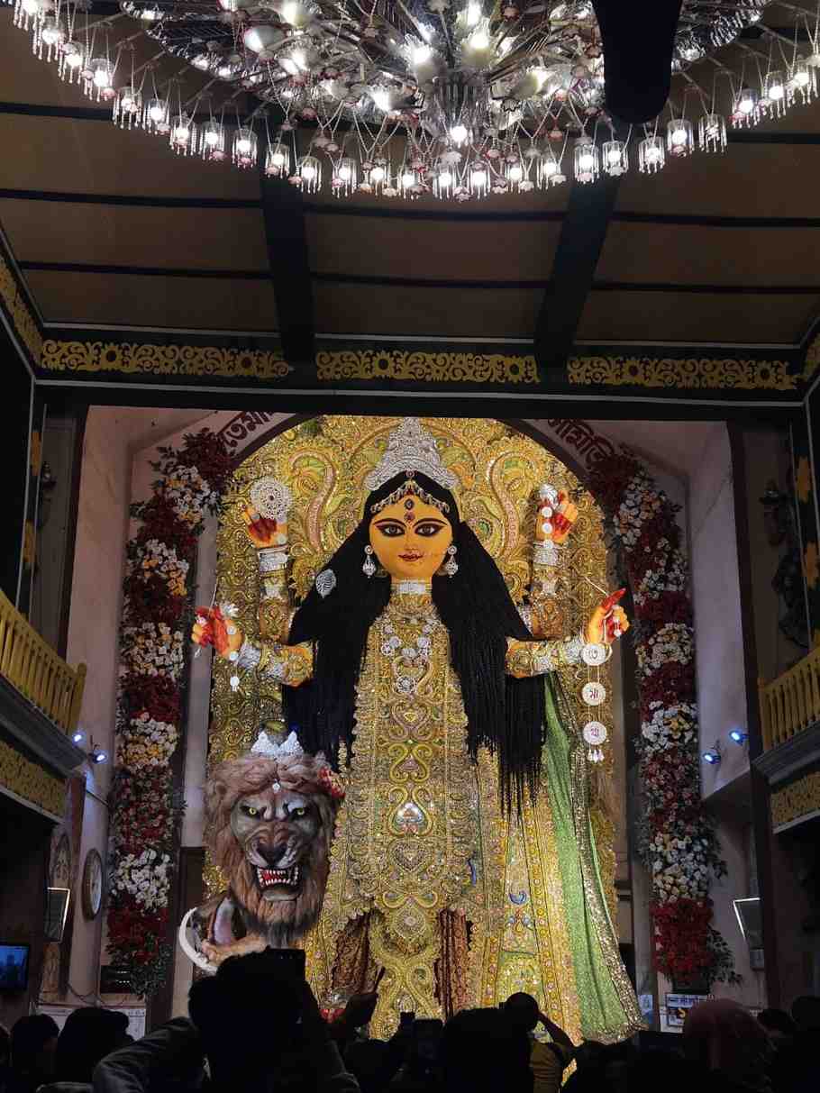 তেমাথা সর্বজনীন: প্রত্যেক বছর এই ক্লাবকে নিয়ে চন্দননগরের মানুষের মধ্যে এক আলাদা উন্মাদনা থাকে। পুজো কমিটির সদস্যের দাবি, এখানে এই বছর শুধুমাত্র মাটির প্রতিমার উচ্চতা ২৬.১০ ফুট আর সাজসজ্জা সহ প্রতিমার উচ্চতা প্রায় ৩৯.১০ ফুটের কাছাকাছি। এই প্রতিবেদনটি ‘আনন্দ উৎসব’ ফিচারের একটি অংশ।