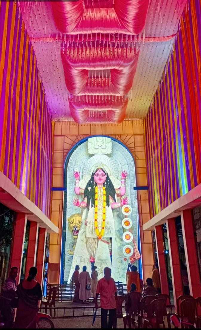 লালবাগান সর্বজনীন: ৭০ বছর ধরে লালবাগান সর্বজনীন ঐতিহ্য ধরে রেখেছে তাদের জগদ্ধাত্রী পুজোর মাধ্যমে। এখানেও রীতিমতো নজরকাড়া উচ্চতার প্রতিমা। পুজো কমিটির সদস্য জানান এই বছর এখানে শুধুমাত্র মাটির প্রতিমার উচ্চতা ২৫.৯ ফুট এবং সাজসজ্জা সহ প্রায় ৪৩ ফুটের কাছাকাছি। 