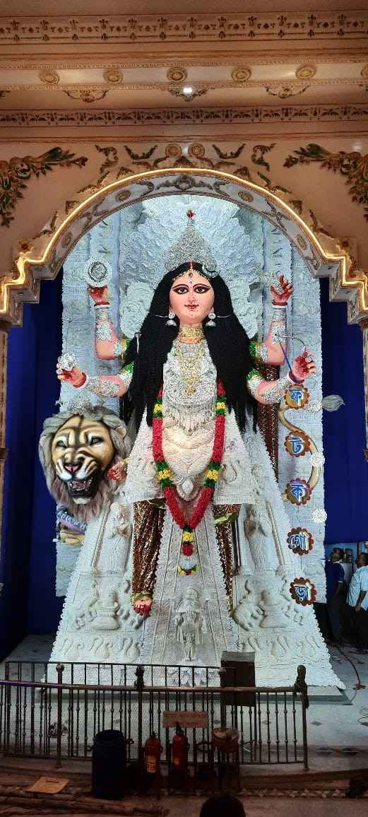 ফটকগোড়া সর্বজনীন: ৭২ বছর ধরে এই পুজো চন্দননগরের অন্যতম পুজো কমিটি। এখানে এই বছর শুধু মূর্তির উচ্চতা ১৯.৬ ফুট আর সাজসজ্জা সহ প্রতিমার উচ্চতা প্রায় ৩১ ফুটের কাছাকাছি।   