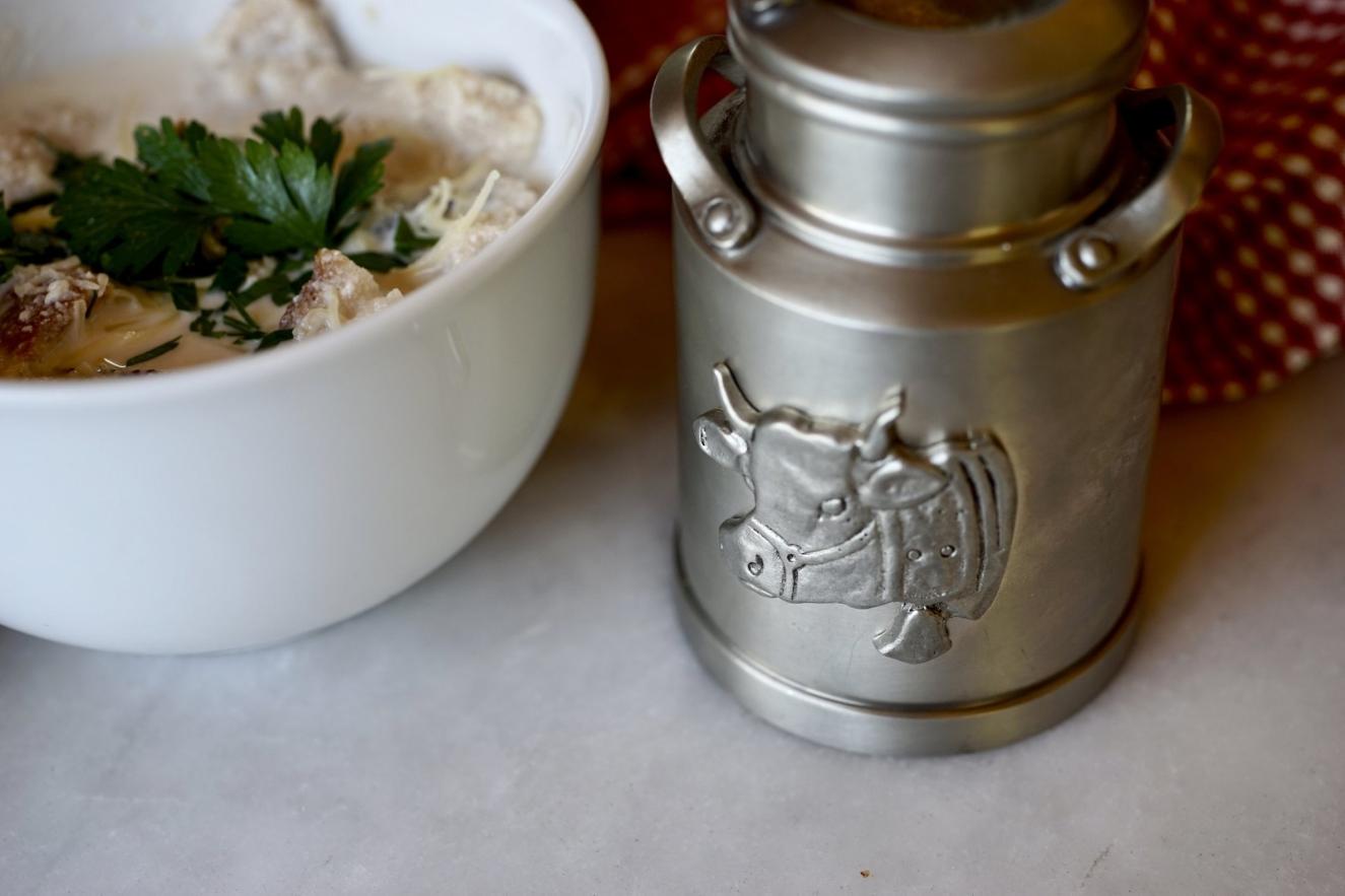 আর এই সময়ে খাওয়া হবে স্যুপ। দুধের স্যুপ। কী ভাবে বানানো হয়েছিল সেই স্যুপ? সে রেসিপি এখন ইতিহাসের পাতায় খুঁজে পাওয়া মুশকিল। তবে ফলমূলের সঙ্গে কিছুটা মাংস দুধে ফেলে সেই স্যুপ বানানো হয়েছিল বলে মত বহু ঐতিহাসিকের।