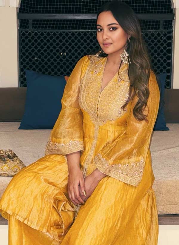 রাজস্থানে হলুদরঙা পোশাকে অভিনেত্রী। 