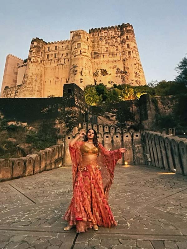 রাজস্থানে দুর্গের সামনে ‘রাজকুমারী’-র বেশে সোনাক্ষী।