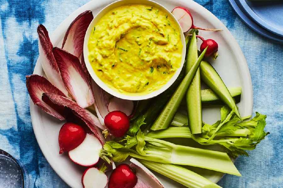 স্যালাডের সঙ্গে ডিপ- কাঁচা স্যালাডের সঙ্গে মুখরোচক ডিপ খুঁজছেন? তা আবার পুষ্টিকরও হতে হবে? তা হলে শুনুন, গ্রিক ইয়োগার্টের সঙ্গে সামান্য হলুদ, কিছুটা লেবুর রস এবং পছন্দসই হার্বস মিশিয়ে ভাল করে ব্লেন্ড করে নিন। ব্যস, আপনার ডিপ তৈরি!