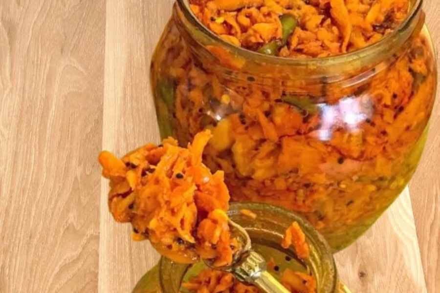 আচার- হলুদ দিয়ে তৈরি করতে পারবেন টক-ঝাল আচারও। কাঁচা হলুদ গ্রেট করে একটি পাত্রে রাখুন। সঙ্গে মেশান স্বাদমতো নুন, কাঁচা লঙ্কা, লাল লঙ্কার গুঁড়ো, সেদ্ধ আমলকি, সরষের দানা। সবশেষে তেল গরম করে ঢেলে দিন তাতে। মিশিয়ে নিন এবং যে কোনও খাবারের সঙ্গে উপভোগ করুন এটি। এই প্রতিবেদনটি ‘আনন্দ উৎসব’ ফিচারের একটি অংশ।