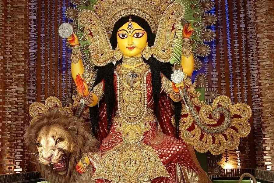 জগদ্ধাত্রী পুজো মানেই চন্দননগর উঠে আসবে চর্চায়। এখানকার বিখ্যাত আলোর কারুকাজ আকর্ষণ করে বহু মানুষকে। 
