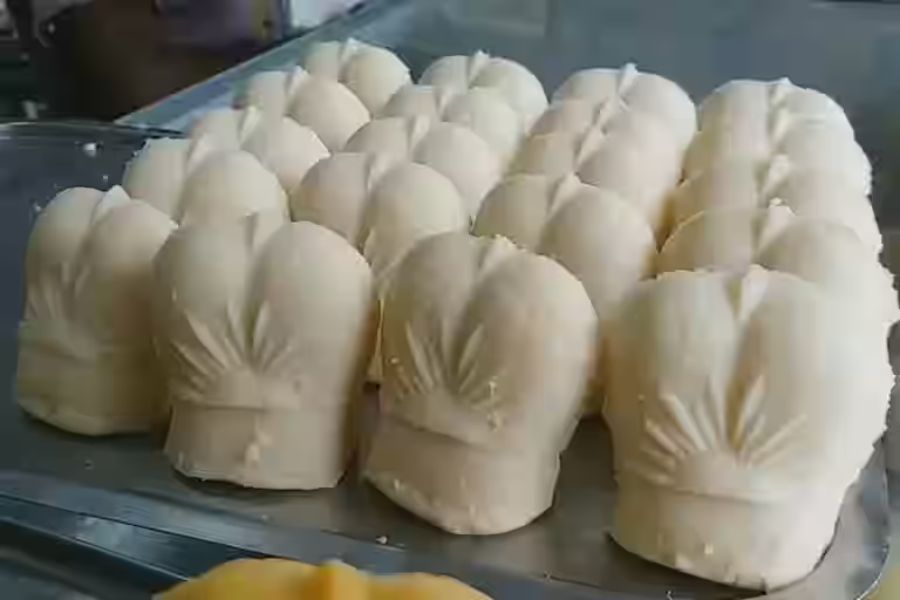 এর পরেই জন্ম জলভরা সন্দেশের। কড়া পাকের সন্দেশের মধ্যে গোলাপ জল এবং তরল খেজুর গুড়ের মিশ্রণ দিয়ে তৈরি হল সেই সন্দেশ, মিষ্টিপ্রেমীদের অনেকের কাছেই যা আজ অমৃতসমান! এ ছাড়াও খেয়ে দেখতে পারেন পাতুরি এবং বেকড্ রসমাধুরী।