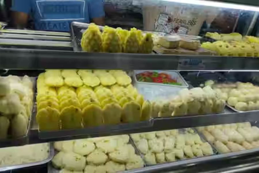 বাবা পঞ্চানন মিষ্টান্ন ভাণ্ডার: জিভে জল আনা ল্যাংচার জন্য বিখ্যাত এই দোকানটি। এ ছাড়াও বিভিন্ন রকমের সন্দেশ, মৌচাক, পট্টি রোল ইত্যাদি মিষ্টির স্বাদও খুব ভাল। 