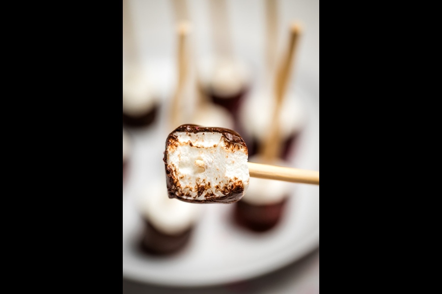 ব্রিটিশ রয়্যাল এয়ার ফোর্স (আরএএফ)-এর সেনাদের খাবারের তালিকায় রাখা হয়েছিল ফয়েলে করা এই চকোলেট কোটেড মার্শমেলো। তা নিয়েই বিমানে চাপতেন তাঁরা।