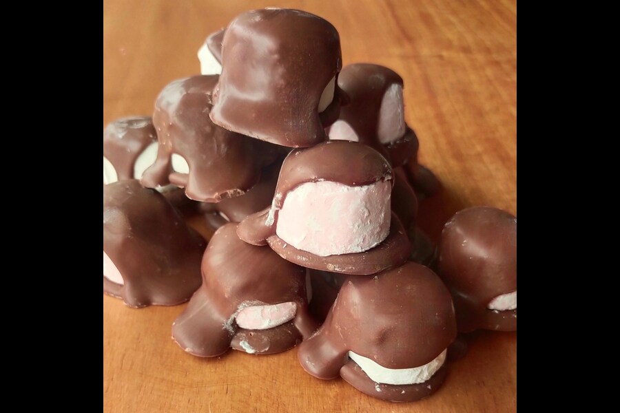 ১৫ হাজার ফুট উচ্চতায় বাতাসের চাপ অনেকটাই কমে যায়। ফলে সেখানে গিয়ে এই মার্শমেলো ফুলে ঢোল হয়ে যেত। 