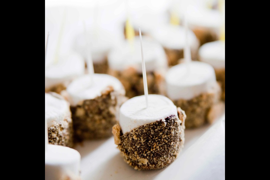 যে মুহূর্তে ক্যাপ্টেন ইমার্জেন্সি বোতাম টিপেছেন, সঙ্গে সঙ্গে বাতাসের চাপের তারতম্যে সেই খাবারের প্যাকেটের মার্শমেলো গেল ফেটে। চকোলেট গোটা বিমানের কাচে লেপ্টে একাকার অবস্থা! কোনও ক্রমে প্রাণে বাঁচেন তাঁরাও।