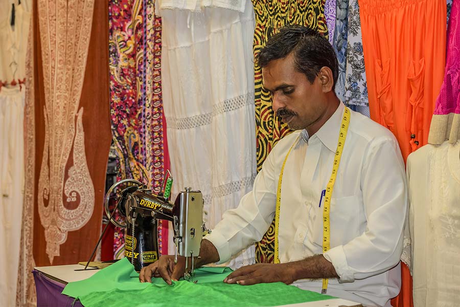 মহিলাদের পোশাকের মাপ নেবেই মহিলারাই, পুরুষ দর্জি নয়। প্রতিনিধিত্বমূলক ছবি।