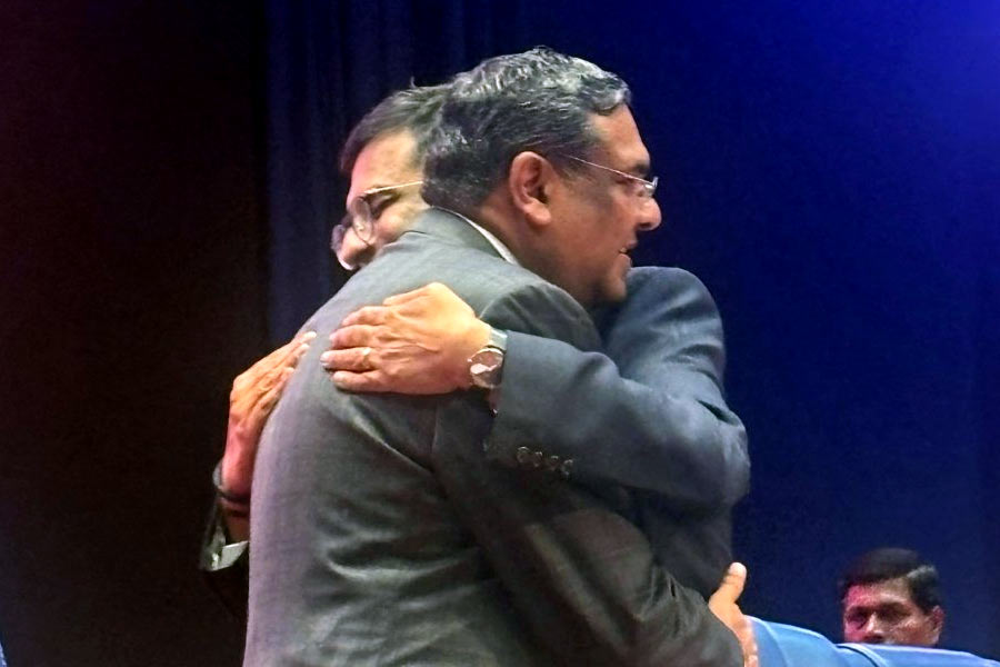 Chief Justice DY Chandrachud hugs Chief Justice-Designate Sanjiv Khanna