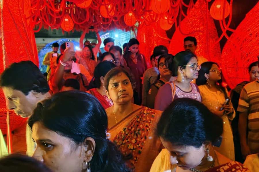 শুক্রবার চন্দননগরের বিভিন্ন মণ্ডপে জনসমাগম।